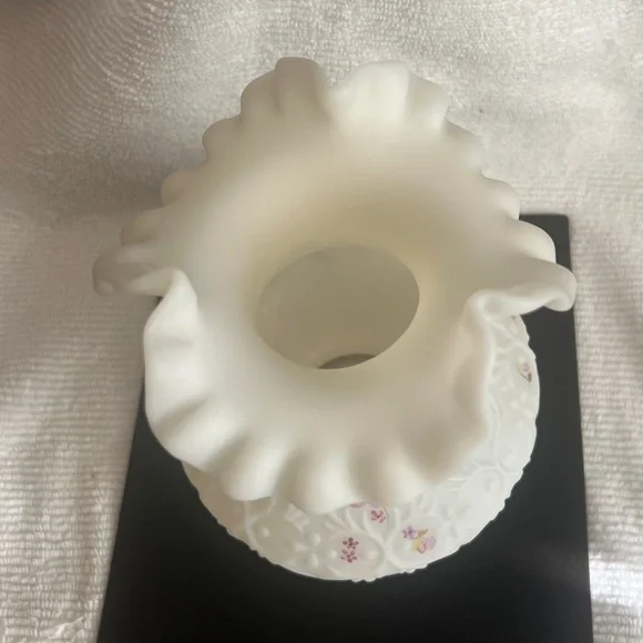 Fenton Satin Custard Ruffled Crimped Edge Vase Pink Flowers signed D Wright - Picture 5 of 9